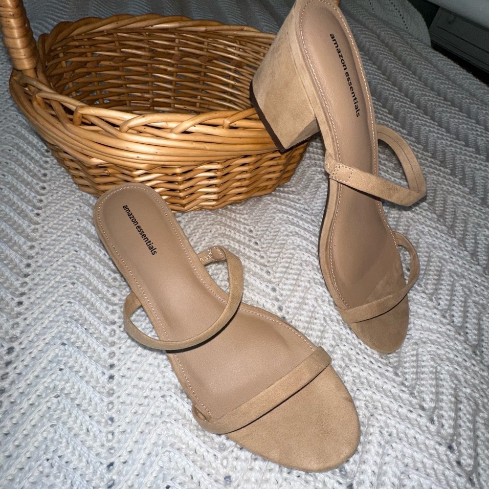 Tan Amazon Essentials Women's Thin Two Strap Heeled Slide 9.5 never worn